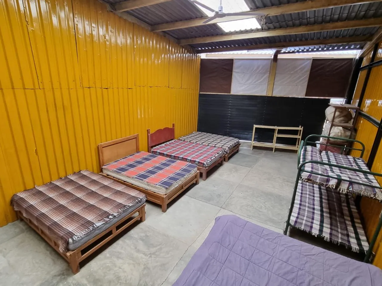 Cabaña dormitorio con literas para campamentos