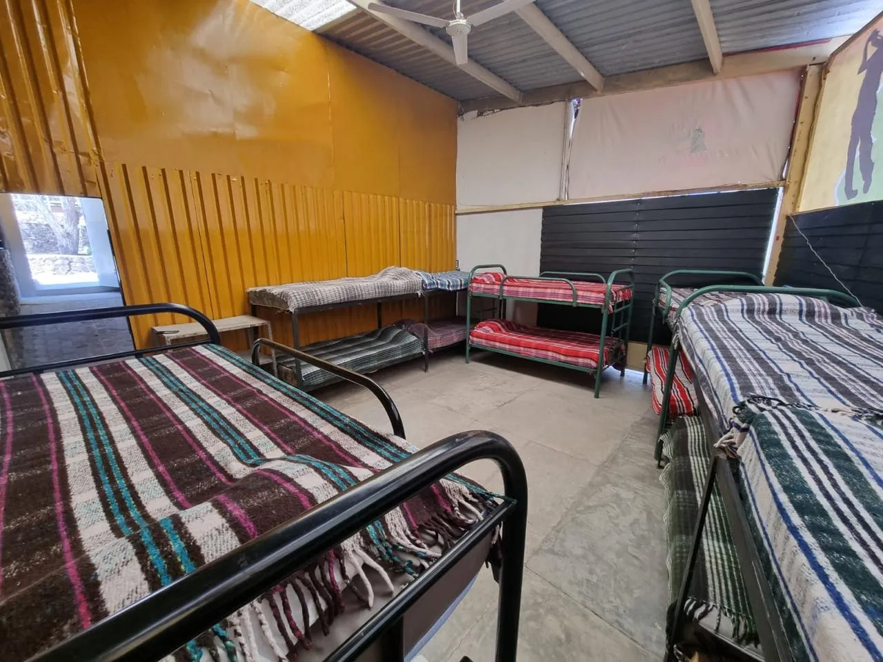 Interior de cabaña con literas