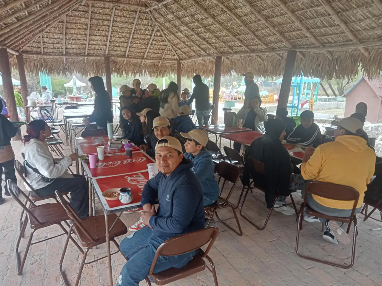Grupo comiendo bajo la palapa