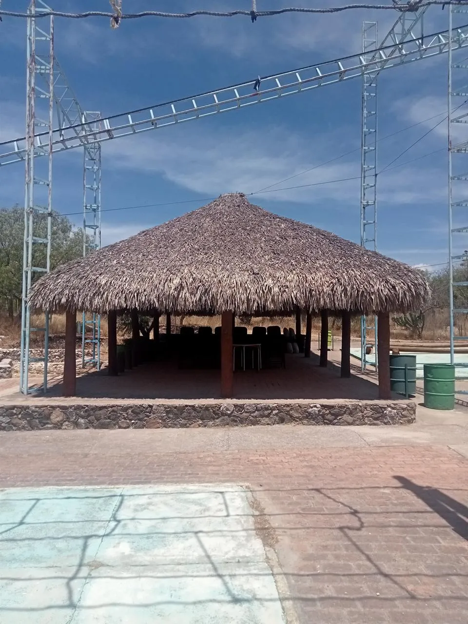 Palapa y alberca