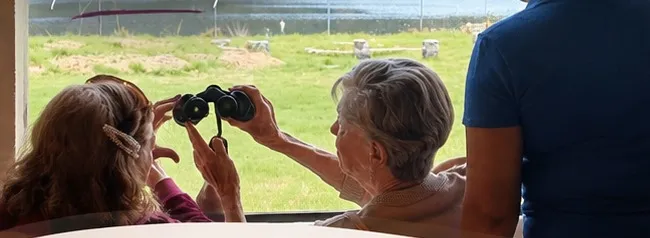 Residentes observando la presa de Mexquitic con binoculares